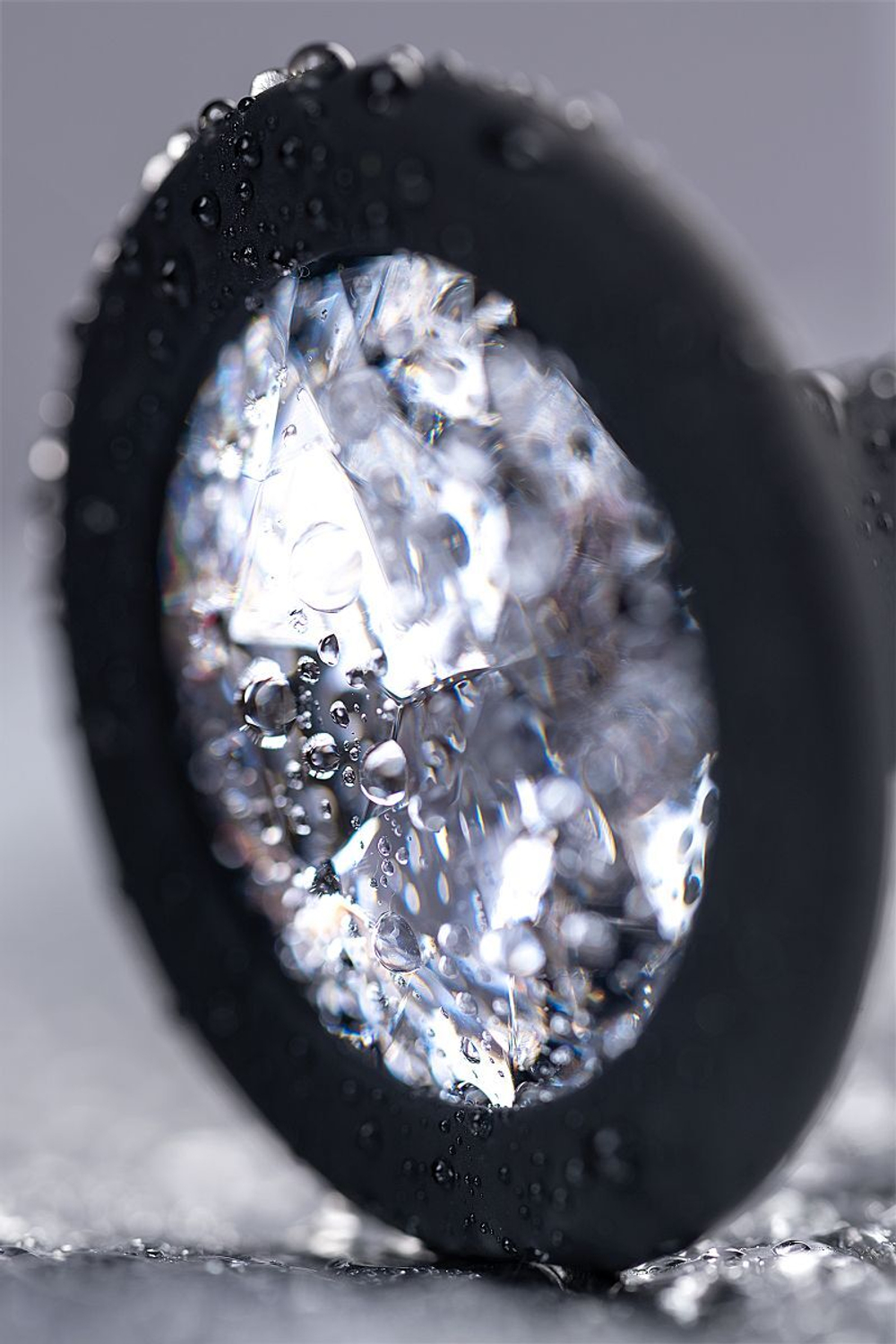 Черная анальная втулка с прозрачным стразом - 7,2 см.