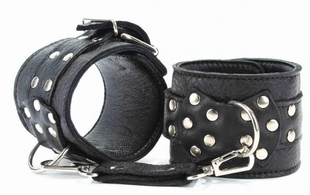Чёрные наручники из кожи с пряжкой