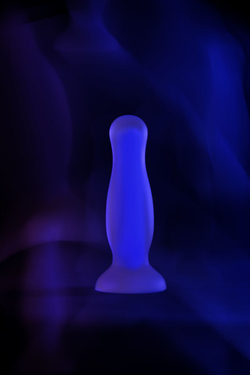 Голубая, светящаяся в темноте анальная втулка Kyle Glow - 10 см.
